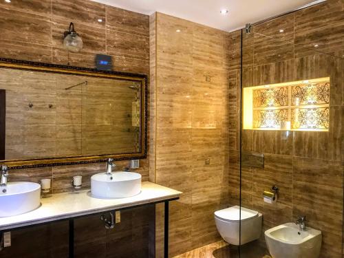バルチクにあるBoutique Villa Gioia del Soleのバスルーム(シンク2台、シャワー付)