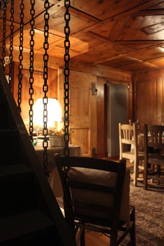 a living room with a chair and a table at Locanda dei gentili in Ossana