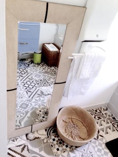 - une salle de bains avec un miroir et un lit dans une chambre dans l'établissement La Terrasse du Mole, à Sète