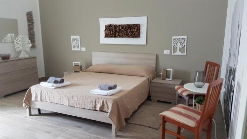 - une chambre avec un lit, une table et une chaise dans l'établissement Casa Gialli, à Catane