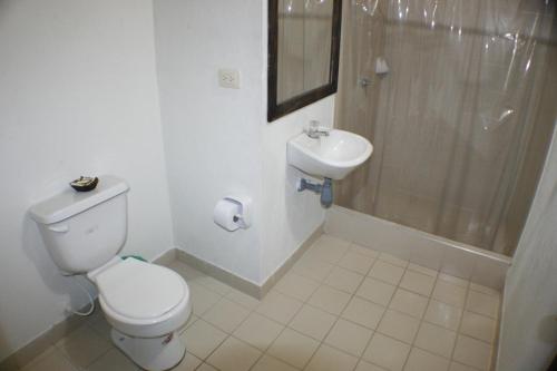a bathroom with a toilet and a sink at Hotel y Parque Acuatico Agua Sol Alegria in Honda