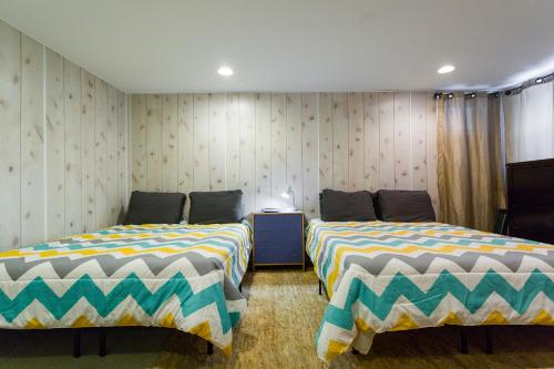 Llit o llits en una habitació de 5 Bedroom House in Best Location Parking Fireplace Back Yard Home office
