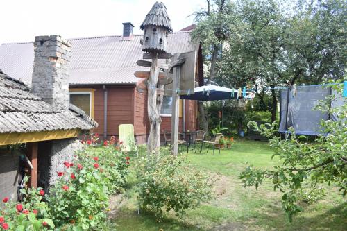 einen Garten mit einem Vogelhaus im Hof in der Unterkunft Bogdanówka in Supraśl