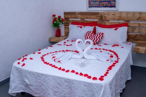 a bed with two swans made out of hearts at Pousada Pelô de Imbassaí in Imbassai