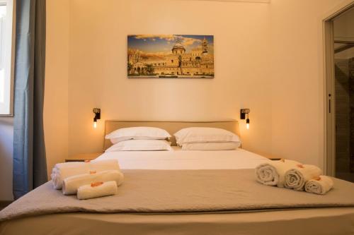パレルモにあるSammartino suiteのベッドルーム1室(ベッド2台、タオル付)