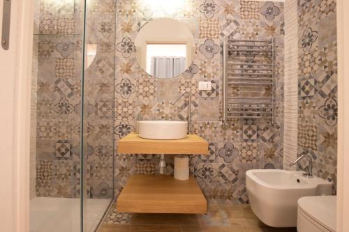 bagno con lavandino e specchio di Sammartino suite a Palermo