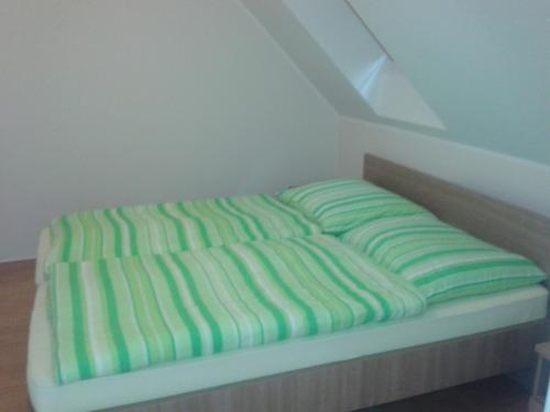 Un pat sau paturi într-o cameră la Határmenti Vendégház