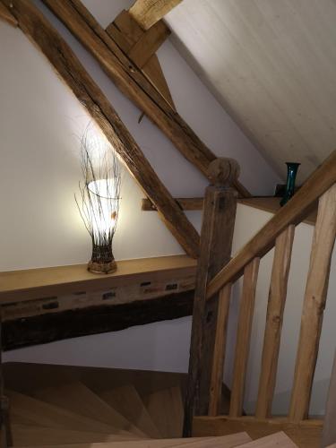 a vase on a wooden shelf in a attic at Cottage AU TERMINUS 2 climatisé in Hautvillers