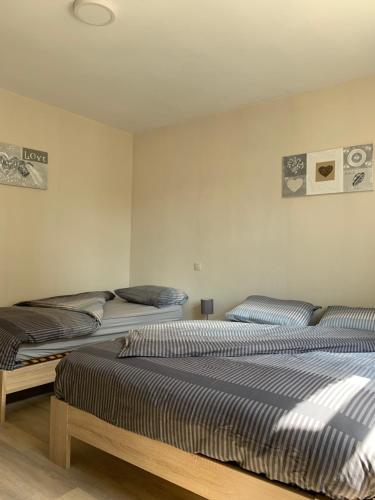 Llit o llits en una habitació de Le beau coin (belle-etage)