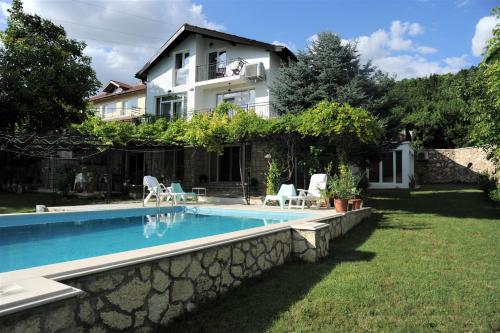 una piscina di fronte a una casa di Villa Regina Serafina a Balchik