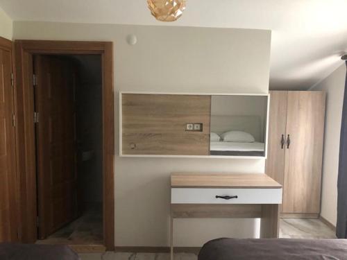 niewielka sypialnia z łóżkiem i biurkiem w obiekcie Horio Villa w mieście Uzungöl