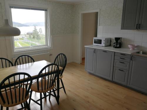 a kitchen with a table and chairs and a microwave at Skulebergets Frestelse in Docksta