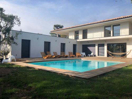 une piscine devant une maison dans l'établissement VILLA LECCI E MARE, à Olmucciu