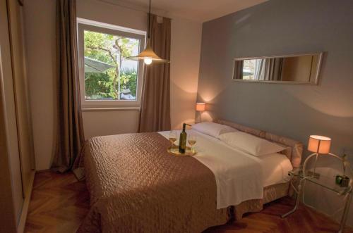 un dormitorio con una cama y una ventana en "Andrija" apartmen's, en Banjole
