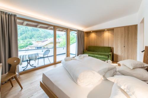 Un pat sau paturi într-o cameră la Hotel Taufers