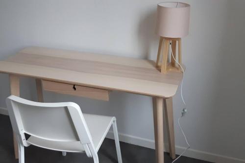 escritorio de madera con lámpara y silla blanca en Elbeuf Etage 1 sweet home Netflix wifi, en Elbeuf
