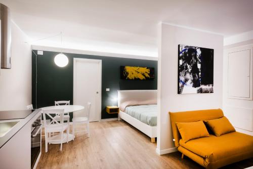 1 dormitorio con cama, mesa y sofá en Mazzini Verde, en Turín