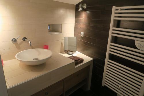 y baño con lavabo blanco y espejo. en Domaine de Fonteyrol, en Rochefort-en-Valdaine