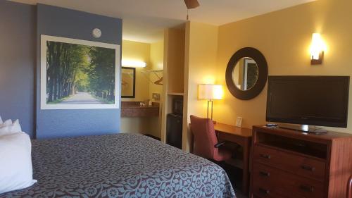 Postel nebo postele na pokoji v ubytování Days Inn by Wyndham Trenton
