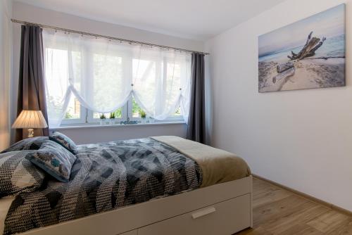 En eller flere senge i et værelse på Praia Apartments - 200m do Plaży Orłowo - Apartament Laguna