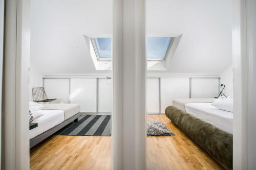 Un pat sau paturi într-o cameră la Luxury penthouse Queen