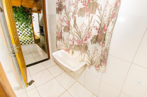 A bathroom at Chalés da Sinhá