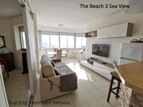 コスタ・ダ・カパリカにあるTHE BEACH! Caparica Concept Apartments!のリビングルーム(ソファ、テレビ付)