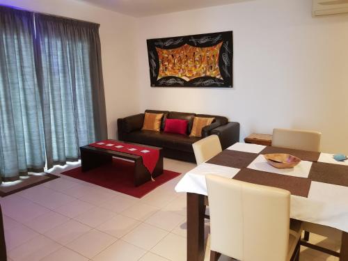 聖瑪麗亞的住宿－Private Apartment At Tortuga Beach Resort and Spa，客厅配有桌子和沙发