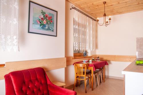 cocina con mesa y sillas en una habitación en Willa Pod Nosalem I en Zakopane