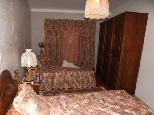 a bedroom with two beds and a lamp on a table at A casa da vila in Sousel