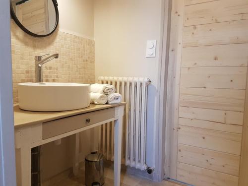 une salle de bain avec un lavabo et un miroir dans l'établissement la maison de celine, à Beaumes-de-Venise