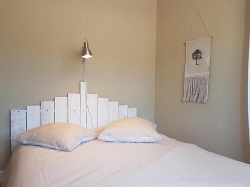 - un lit avec une tête de lit blanche dans une chambre dans l'établissement la maison de celine, à Beaumes-de-Venise