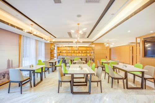 comedor con mesas y sillas en Atour Hotel Development Avenue Suqian en Suqian