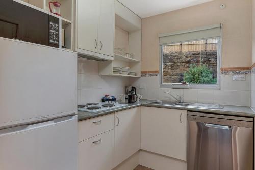 Una cocina o cocineta en Bay View Villas