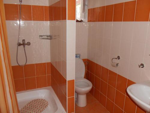 e bagno con servizi igienici, vasca e lavandino. di Penzión Pars a Žilina