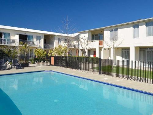 a swimming pool in front of a building at Parkside Motel in Richmond