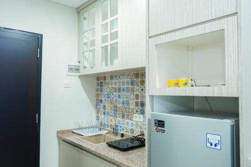 Η κουζίνα ή μικρή κουζίνα στο Modern Living 1BR @Atlanta Residences Apartment With City View By Travelio