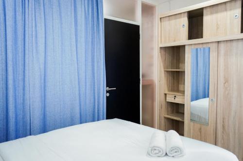 Ένα ή περισσότερα κρεβάτια σε δωμάτιο στο Modern Living 1BR @Atlanta Residences Apartment With City View By Travelio