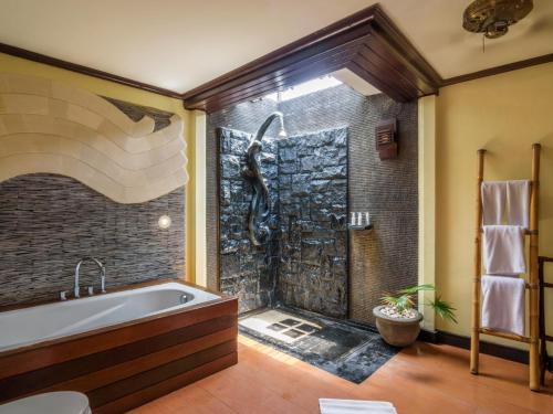 W łazience znajduje się wanna i prysznic. w obiekcie The Bali Dream Villa Seminyak w mieście Seminyak