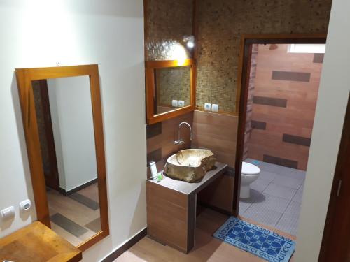 y baño con lavabo, aseo y espejo. en Balenta Bungalow Gili Trawangan, en Gili Trawangan