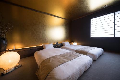 Ένα ή περισσότερα κρεβάτια σε δωμάτιο στο HOTEL SHIKISAI KYOTO