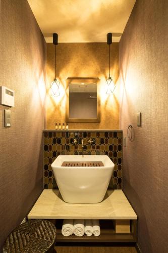 Ένα μπάνιο στο HOTEL SHIKISAI KYOTO