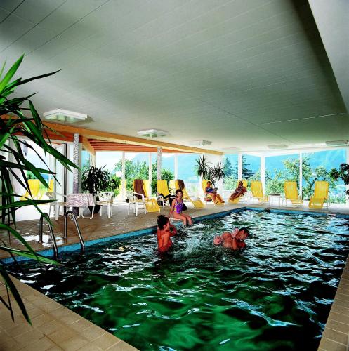 un groupe d'enfants jouant dans une piscine dans l'établissement Aldranser Hof, à Innsbruck