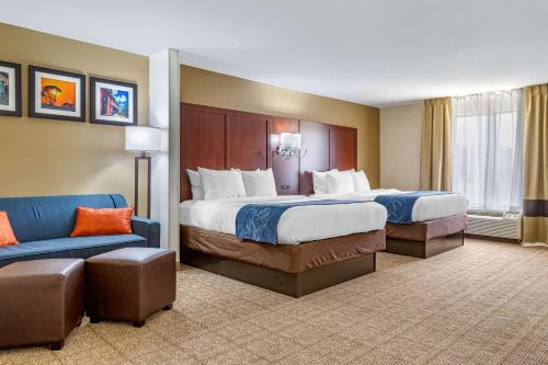 Кровать или кровати в номере Comfort Suites Savannah Gateway I-95