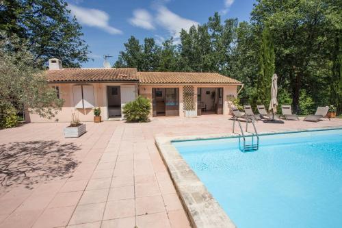 カルパントラにあるDomaine en Provence Gîte la Ferrandiereの庭にスイミングプールがある家