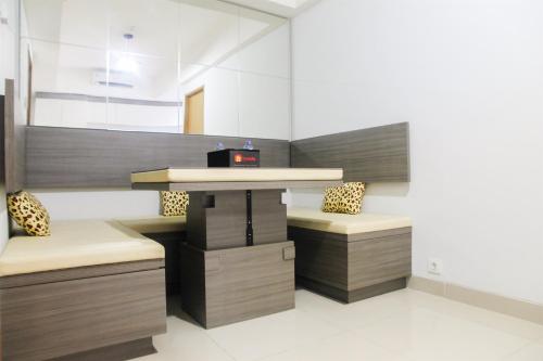 une cuisine avec 2 comptoirs et un comptoir dans l'établissement 1BR with Working Space The Oasis Cikarang By Travelio, à Cikarang