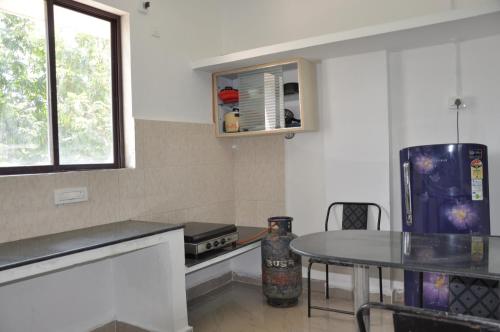 Nayath Serviced Apartments, Homely Stay for Families since 2011 Close to Bus, Railway Stations, Near to Reliance Mart, Srinivasam complex and many Restaurants Fully Furnished Kitchen Pet Friendlyにあるキッチンまたは簡易キッチン