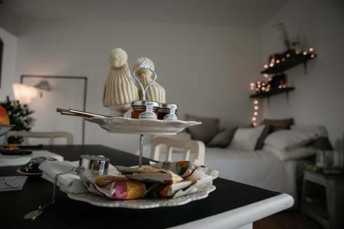 una mesa con una bandeja de comida encima en Attico&Nuvole en Turín