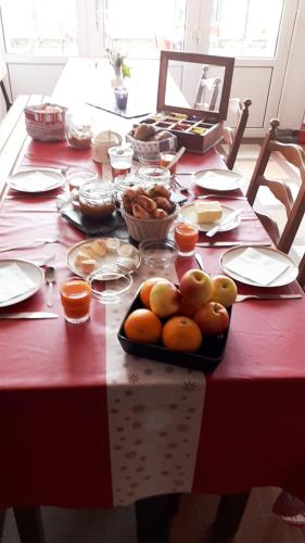 a table with a plate of fruit on it at Les ô welches côté lac in Orbey