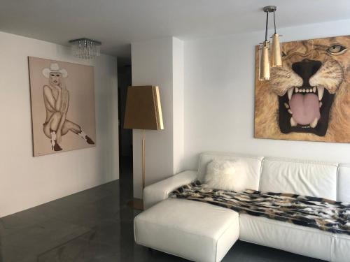 un salon avec un canapé blanc et un tableau de lion dans l'établissement Luxurious 2 Bedroom Apartment Old City, à Munich